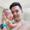 Intip Momen Arie Dwi Andhika Momong Kedua Anaknya, Sweet Banget!
