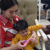 Bak Cucu Sendiri, 9 Momen Iis Dahlia Rawat Baby Syaki Anak Rizki DA yang Telaten Banget!