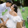 10 Gaya Prewedding Jessica Iskandar dan Vincent Verhaag yang Casual dan Serba Putih