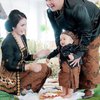 10 Potret Tedak Siten Baby Abe Anak Momo Geisha dengan Adat Jawa yang Gemesin