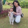 5 Potret Baby Chloe Jalan-jalan Sore, Posenya yang Cute Bikin Gemes Netizen!