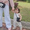 5 Potret Baby Chloe Jalan-jalan Sore, Posenya yang Cute Bikin Gemes Netizen!
