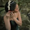 7 Potret Erika Carlina Dandan ala Perempuan Jawa, Cantiknya Bikin Kesemsem!