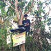 10 Momen Kocak Aktivitas Salah Lokasi, Ada yang Dagang di Atas Pohon!
