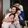Sama-Sama Telaten, Ini 10 Potret Adu Gaya Natasha Rizky Vs Dahlia Poland Saat Mengurus Tiga Anak