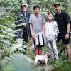 7 Potret Keseruan Keluarga Darius Sinathrya dan Donna Agnesia Camping di Kaki Gunung Salak
