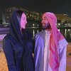 Datangi Sirkuit dan Main ke Pantai Bareng Cogan, Ini 10 Potret Anya Geraldine di Bahrain
