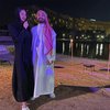 Datangi Sirkuit dan Main ke Pantai Bareng Cogan, Ini 10 Potret Anya Geraldine di Bahrain