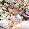 8 Gaya Pemotretan Vebby Palwinta Bareng Baby Ali yang Bertabur Bunga