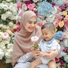 8 Gaya Pemotretan Vebby Palwinta Bareng Baby Ali yang Bertabur Bunga