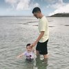 9 Potret Gemas Baby Athar Saat Main di Pantai. Gak Takut Kotor Main Pasir - Berjemur bak Bule!