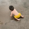 9 Potret Gemas Baby Athar Saat Main di Pantai. Gak Takut Kotor Main Pasir - Berjemur bak Bule!