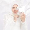 9 Potret Selebriti Pakai Hijab Warna Putih, Makin Stunning dengan Tampilan yang Terlihat Cerah