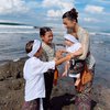 9 Potret Kiyoji Kaynen Anak Jennifer dan Irfan Bachdim, Pakai Baju Adat Bali Saat Rayakan Galungan