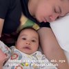 Keseruan Baby Ukkasya Jalani Karantina Setelah Liburan ke Luar Negeri, Banyak Tertawa dan Gak Rewel