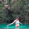 7 Gaya Selebriti Bumil Pamer Baby Bump Pakai Swim Suit, Mana yang Paling Kece?