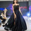5 Pesona Millen Cyrus Fashion Show di Surabaya Fashion Runaway 2021, Pakai Gaun Bulu Belahan Tinggi
