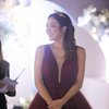 Potret Terbaru Gisella Anastasia Manggung di Acara Pernikahan, Tampil Memukau dengan Gaun Merah