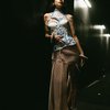 Eva Celia Pakai Gaun Unik, Gandeng Calon Suami di Acara AMI Awards 2021