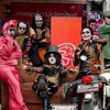 9 Kostum Nyentrik Kuburan Band dari Dulu Hingga Sekarang, Ada Fashion Ala Squid Game Loh!