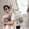 5 Potret Rey Mbayang Gendong Baby Shaka Sambil Jalan-Jalan di Dubai, Papa Muda Idaman Nih!