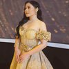 5 Potret Prilly Latuconsina di LSF Awards 2021, Tampil Cetar dengan Gaun Emas