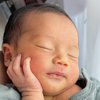 Potret Baby Bible Anak Felicya Angelista, Baru Umur Seminggu tapi Pandai Bergaya