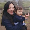 7 Potret Asmirandah Ajak Baby Chloe Liburan Bareng, Langsung Jalan-jalan Sendiri