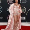 Pakai Baju Menerawang sampai Bolong-Bolong, Ini 10 Gaya Selebriti di Red Carpet American Music Awards 2021