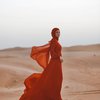 8 Pemotretan Dinda Hauw dan Rey Mbayang di Gurun Pasir Dubai, Cetar Pakai Baju Serba Merah