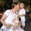 7 Gaya Paula Verhoeven Berpose di Depan Kamera Bareng Kedua Anaknya Pakai Baju Serba Putih