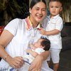 7 Gaya Paula Verhoeven Berpose di Depan Kamera Bareng Kedua Anaknya Pakai Baju Serba Putih