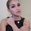 9 Potret Pesona Ayu Ting Ting dengan Rambut Baru Berwarna Silver, Makin Mirip K-Pop Idol!