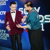 Potret Raffi Ahmad Dapat Penghargaan Presenter Paling Ngetop 2021, Dedikasikan Piala Buat Baby R
