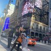 10 Potret Keseruan Ayu Ting Ting dan Bilqis Jalan-Jalan ke New York, Gemes Foto Bareng Patung BT21