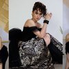 7 Potret Cetar Cinta Laura Pakai Gaun Hitam, Padukan Kesan Glamour Hollywood dan Batik Indonesia