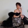 7 Potret Cetar Cinta Laura Pakai Gaun Hitam, Padukan Kesan Glamour Hollywood dan Batik Indonesia