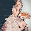 9 Pemotretan Terbaru Amanda Manopo dengan Gaun Mewah, Santai Pamer Punggung Mulus dan Makan Pizza