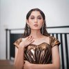 10 Potret Glamour Zoe Abbas Jackson di Acara SCTV Awards 2021, Cantik Banget Kayak Ratu Romawi