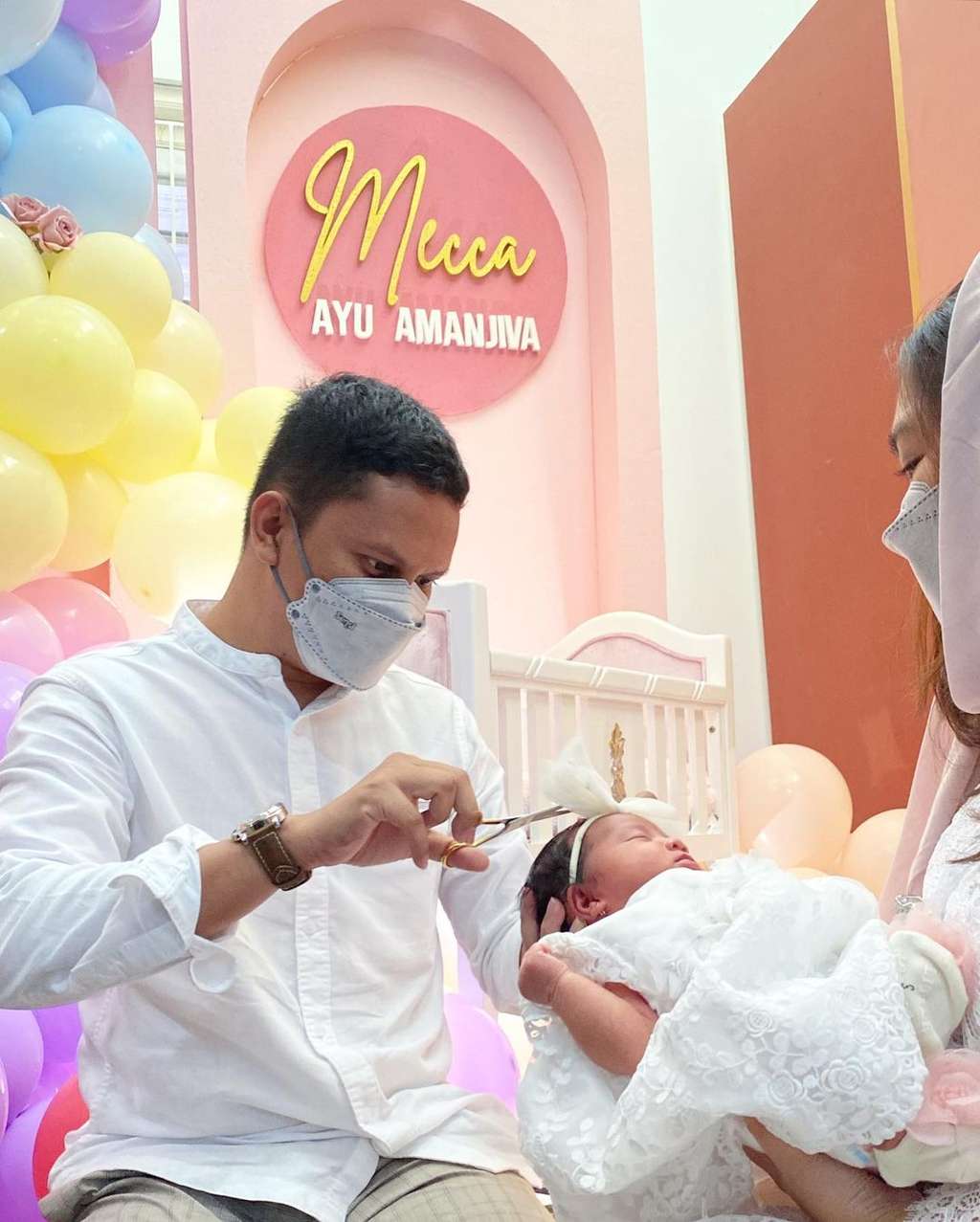 10 Momen Akikah Baby Mecca Anak Kedua Arief Muhammad, Tingkah Sang Kakak Gemesin!