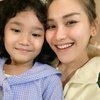 10 Potret Telaten Selebriti Momong Anak Tanpa Makeup, Meski Sederhana tapi Pancarkan Aura Keibuan!