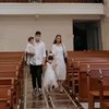 7 Potret Pembaptisan Dante Anak Gleen Alienski dan Chelsea Olivia, Khidmat Bareng Keluarga