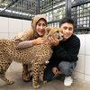 Pecinta Binatang, Ini Potret Alshad Ahmad Bareng Kucing Besar yang Gak Ada Takut-Takutnya!