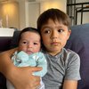 El Barack Siap Jadi Kakak, Ini 10 Potretnya Momong Baby Aizen Anak Erick Iskandar