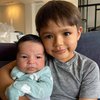 El Barack Siap Jadi Kakak, Ini 10 Potretnya Momong Baby Aizen Anak Erick Iskandar