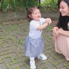 9 Potret Kelucuan Baby Chloe Pakai Baju SMA, Gemesin Banget!