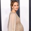 Lama Tak Muncul, Berikut 8 Potret Terbaru Jennifer Lawrence yang Pamer Baby Bump
