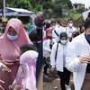 9 Potret Ashanty Terjun Langsung Bantu Korban Dampak Banjir Bandang Malang, Aksinya Tuai Pujian