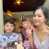 8 Potret Bunga Zainal Saat Momong Dua Anak, Penuh Cinta Meski Dicibir karena Gak Bisa Masak Telur dan Cuci Sayuran