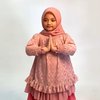 Punya Cita-Cita Jadi Ustazah, Ini Potret Arsy Hermansyah Gemas Pakai Hijab Segi Empat Sendiri
